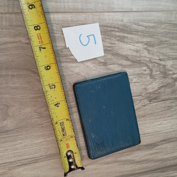 Louis Vuitton Blue Epi Porte 2 cartes Vertical Pass Card Case - Picture 11 of 11